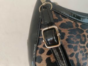 Chic Leopard Print Shoulder Bag
