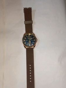 Men's ⌚ Brown Watch With Golden Dial.