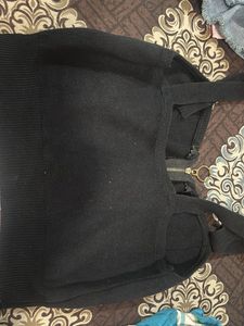 Chic Black Zipper Crop Top