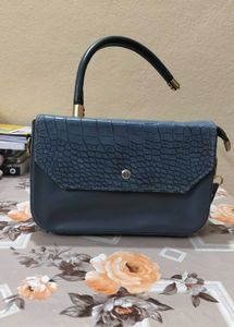 Chic Grey Croc-Embossed Handbag