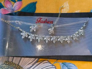Sparkling Leaf Design Necklace & Earrings Set