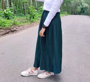 DL Fashion Women Solid Pleated Balck Skirt