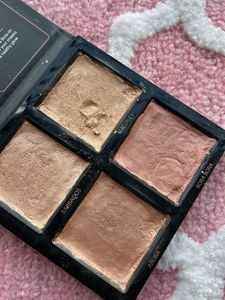 HUDA BEAUTY HIGHLIGHTER