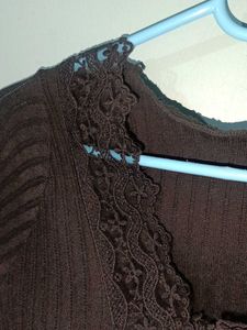 Chic Black Lace Trim Cropped Top