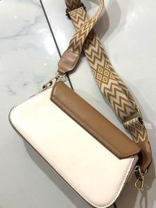 Stylish Crossbody Bag with Geometric Strap