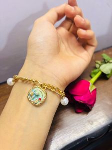 Charming Gold Chain Bracelet with Pearl