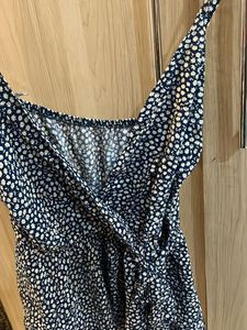 pretty sleeveless v neck top