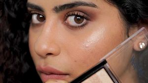 NYKAA Glow Goals Shimmer Brick (good old gold)