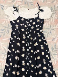 Chic Daisy Print Black Dress with Puff Sleeves