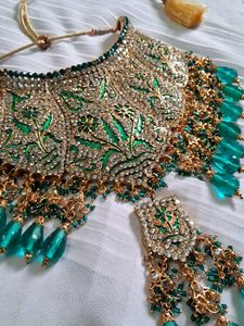 Exquisite Emerald &amp; Crystal Necklace Set