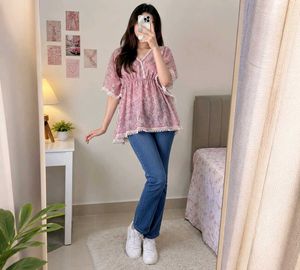 ✨💜Pink Printed Boho Top with Blue Denim Jeans Com