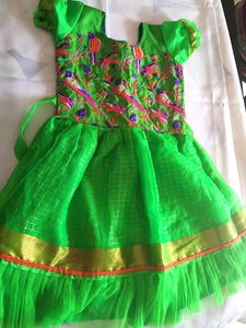 combo of 2 frocks  for 3to 4yrs girls, new never worn ,gifted by someone,no flaws