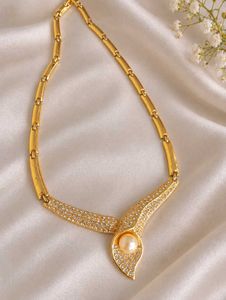 Elegant Gold Necklace with Pearl (Women)
