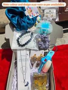 GIFT HAMPERS IN JUST 350