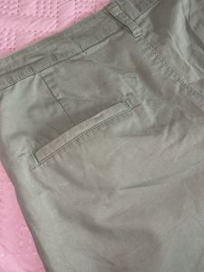Super chic olive cargo shorts ☘️🧩