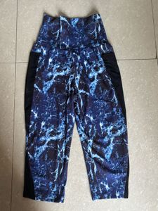 Blue Marble Print Capri Leggings
