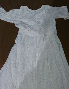 Elegant White Kurta with Floral Embroidery