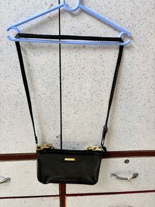 Chic Black Croc-Embossed Shoulder Bag