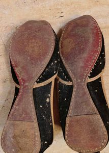 Embroidered Black Juttis