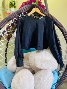 Chic Black Crop Top with Flowy Sleeves