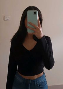 black v-neck long sleeve crop top