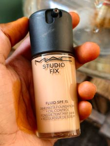 MAC Studio Fix Fluid Foundation NC20