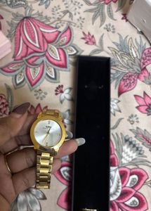 Elegant Gold Tone Wristwatch