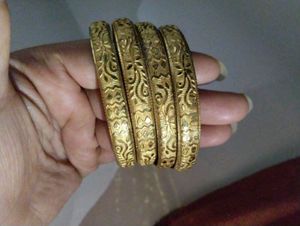 Set of 4 ornate gold bangles