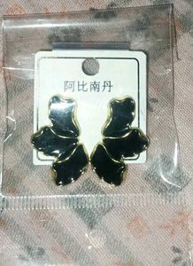 Chic Black Petal Earrings