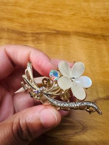 Elegant Flower claw with Crystals premium