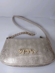 Elegant Gold Shoulder Bag with Leopard Emblem