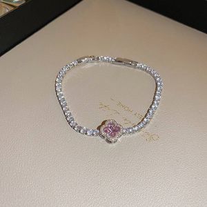 Elegant Clover Accent bracelet