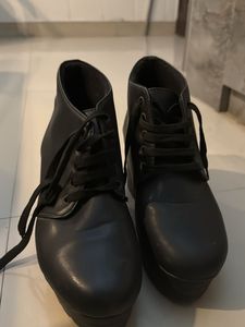 Chic Black Platform Lace-Up Boots