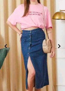 Pink Graphic T-Shirt "It's Ok To Fall In Love"
