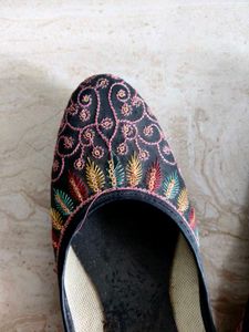 Embroidered Black Juttis