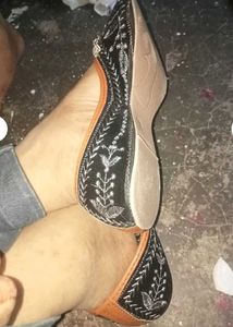 Embroidered Juttis