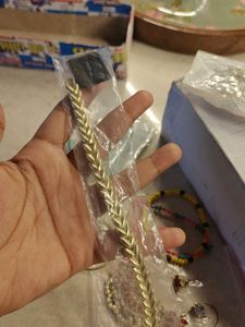 EAR, HAIR AND HAND ACCESSORIES
