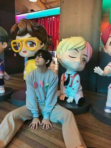 BTS V IDOL Tiny Tan Figure 💜