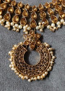 Stunning Gold Tone Necklace with Pearls