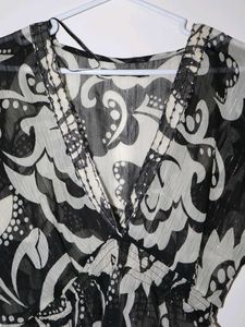 Chic patterned Black-n-white blouse