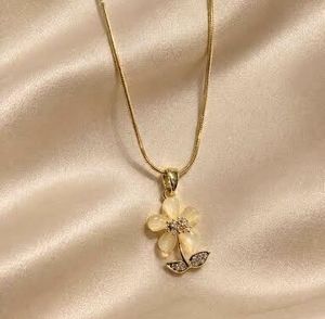Anti tarnish Flower Pendant Necklace