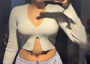 Ribbed knit V-neck crop top
