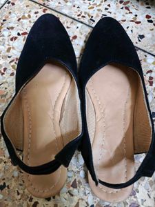 Chic Black Slingback Flats