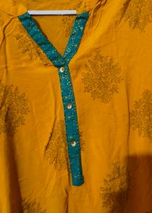 Avaasa Mustard Yellow Printed Straight Kurti⭐