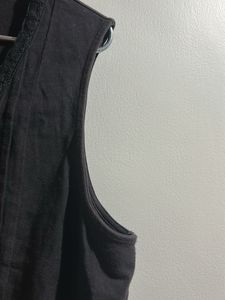 sleeveless black T shirt