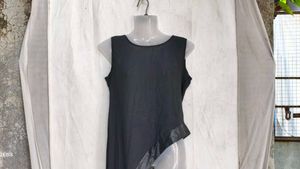 5206. Asymmetrical Black Tunic Top