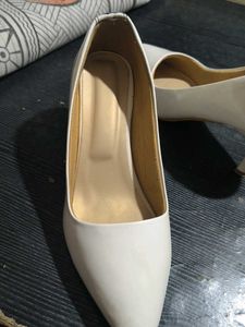 Chic White Pointed Toe Heels