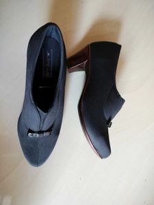 Chic Black Heels with Bow Accent