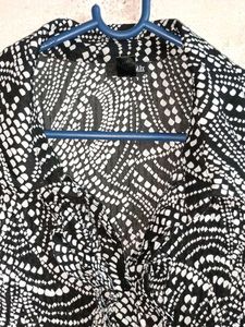 Stylish Black &amp; White Patterned Top