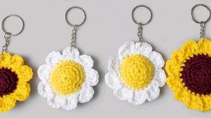 sunflower and Daisy keychain